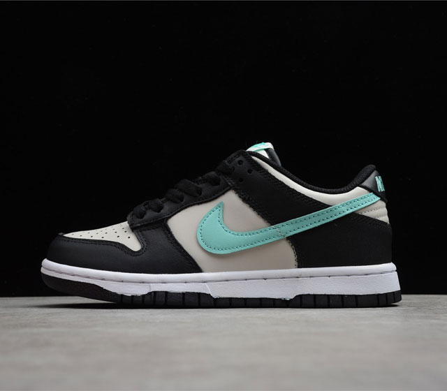 Nike Dunk Low GS 灰黑绿 货号 CW1590-003 整双鞋采用浅灰色为主调 辅以黑色鞋身框架 造型十分简约 侧身处的 Swoosh Logo