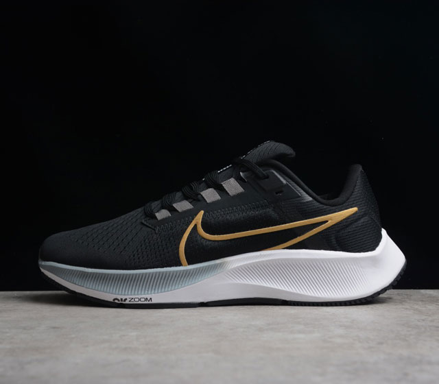 Nike Air Zoom Pegasus 38 低帮跑步鞋 女款 黑金 货号 CW7358-004 无论你是在每天跑数英里还是在长距离跑步中 都可以用与前代