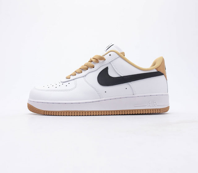 Nike Air Force 1 07空军一号经典篮球鞋休闲运动鞋穿上 Air Force 1 07 运动鞋革新经典篮球鞋 助你踢踩跳跺 滑步旋转 自信起舞