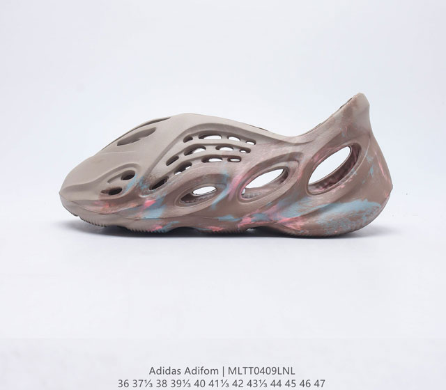 阿迪达斯AD Yeezy Foam Runner 洞洞鞋 原厂100%环保藻类3D利用材质 在未来还将会以耕地培养生产物料 来改革传统的球鞋生产模式 达到改善生