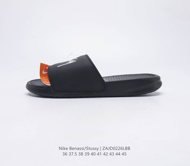 斯图西联名款Stussy x Nike Benassi 拖鞋 一字拖男女凉拖鞋沙滩鞋 一直广受青睐的Nike Sportswear 主打单品搭载了独具特色的鞋款