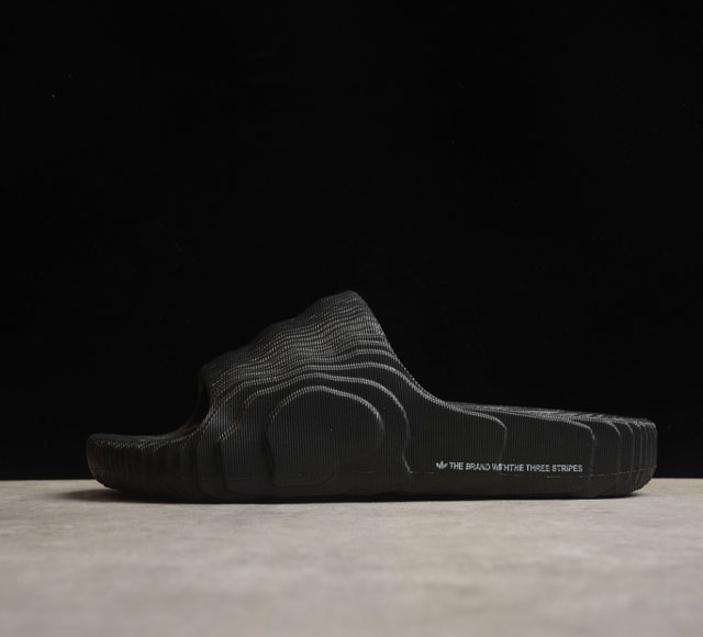 AD Adilette 22 夏季新款3D打印沙滩拖鞋 货号 GX6949黑色 整体造型从视觉上带来舒适感的同时 亦能满足多种风格的搭配 尺码 40 41 42