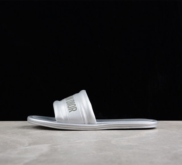 Dior 2023Ssevery-D系列 由迪奥今夏首发出品的一款女神面包凉拖鞋 这款dior Every-D凉拖鞋经典优雅 顶级头层牛皮面料饰以cd标志