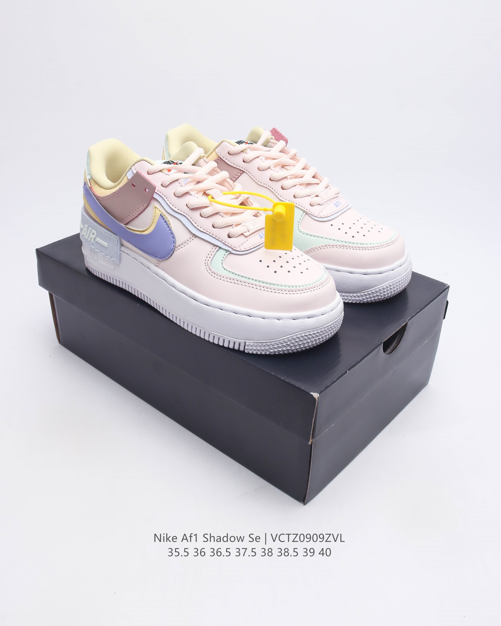 耐克女士运动鞋 Nike Af1 Shadow 空军一号 轻量增高低帮板鞋拼接解构主义设计休闲运动滑板鞋 此款运动鞋为经典篮球鞋款设计增添趣味 凸显俏皮风格 采