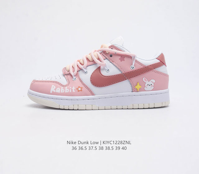 耐克 Nike Dunk Low 女士运动鞋 Sb系列经典复古解构绑带板鞋 作为 80 年代经典篮球鞋款 起初专为硬木球场打造 后来成为席卷街头的时尚标杆 现以