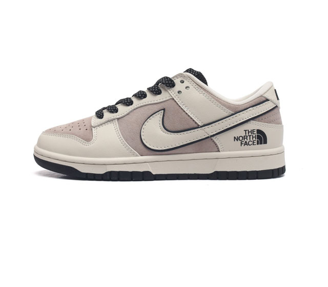 耐克 Nike Dunk Low Retro 运动鞋复古板鞋 北面 北脸联名款 作为 80 年代经典篮球鞋款 起初专为硬木球场打造 后来成为席卷街头的时尚标杆