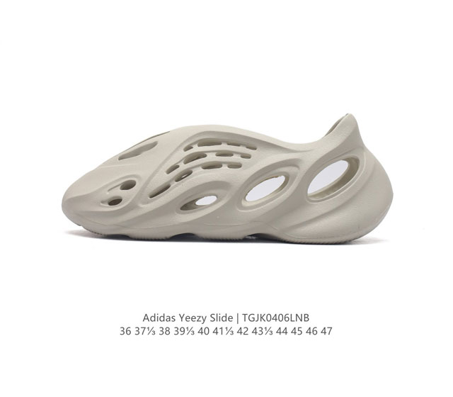 阿迪达斯ad Yeezy Foam Runner 洞洞鞋 原厂100%环保藻类3D利用材质,在未来还将会以耕地培养生产物料，来改革传统的球鞋生产模式，达到改善生