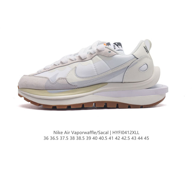 耐克 Sacai X Nike Vaporwaffle 华夫三代3.0 走秀重磅联名款运动鞋 。鞋款由pegasus与vaporfly两款鞋型的设计元素共同构建