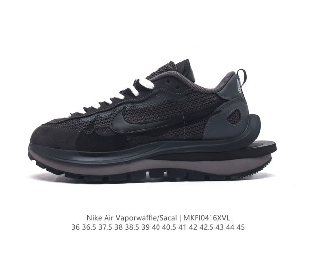 耐克 Sacai X Nike Vaporwaffle 华夫三代3.0 走秀重磅联名款运动鞋 。鞋款由pegasus与vaporfly两款鞋型的设计元素共同构建