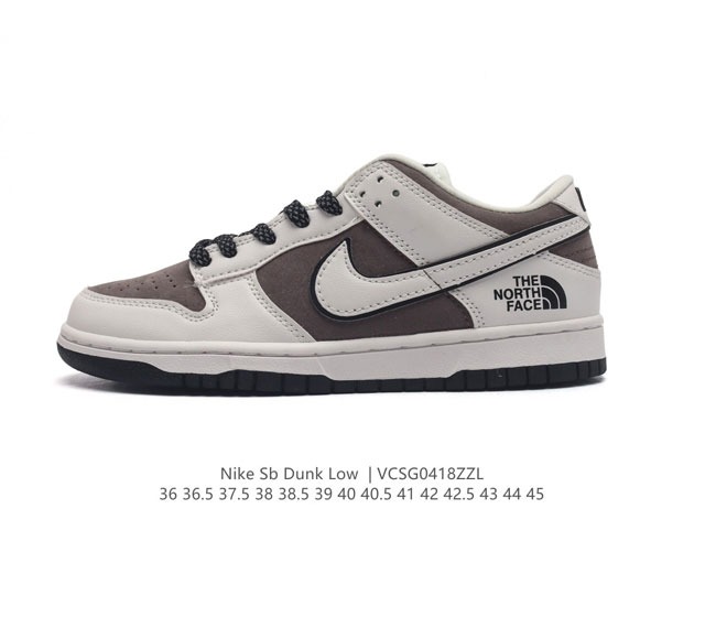 真标 耐克 Nike Dunk Low Retro 运动鞋复古板鞋 北面 北脸联名款。作为 80 年代经典篮球鞋款，起初专为硬木球场打造，后来成为席卷街头的时尚